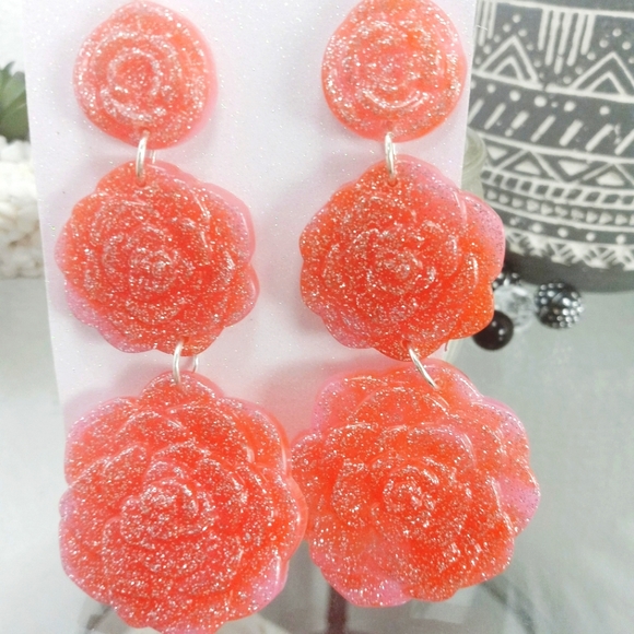 Glitter rose long dangle resin earrings - Picture 5 of 8